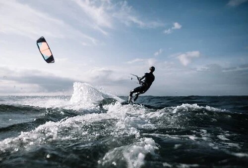 Na jakie sprawy warto zwrócić uwagę przy wyborze szkoły wakeboardu