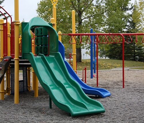 Czemu dmuchańce i place zabaw muszą być regularnie przeglądane